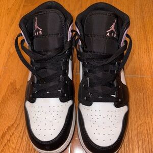 Jordan 1 mid SE